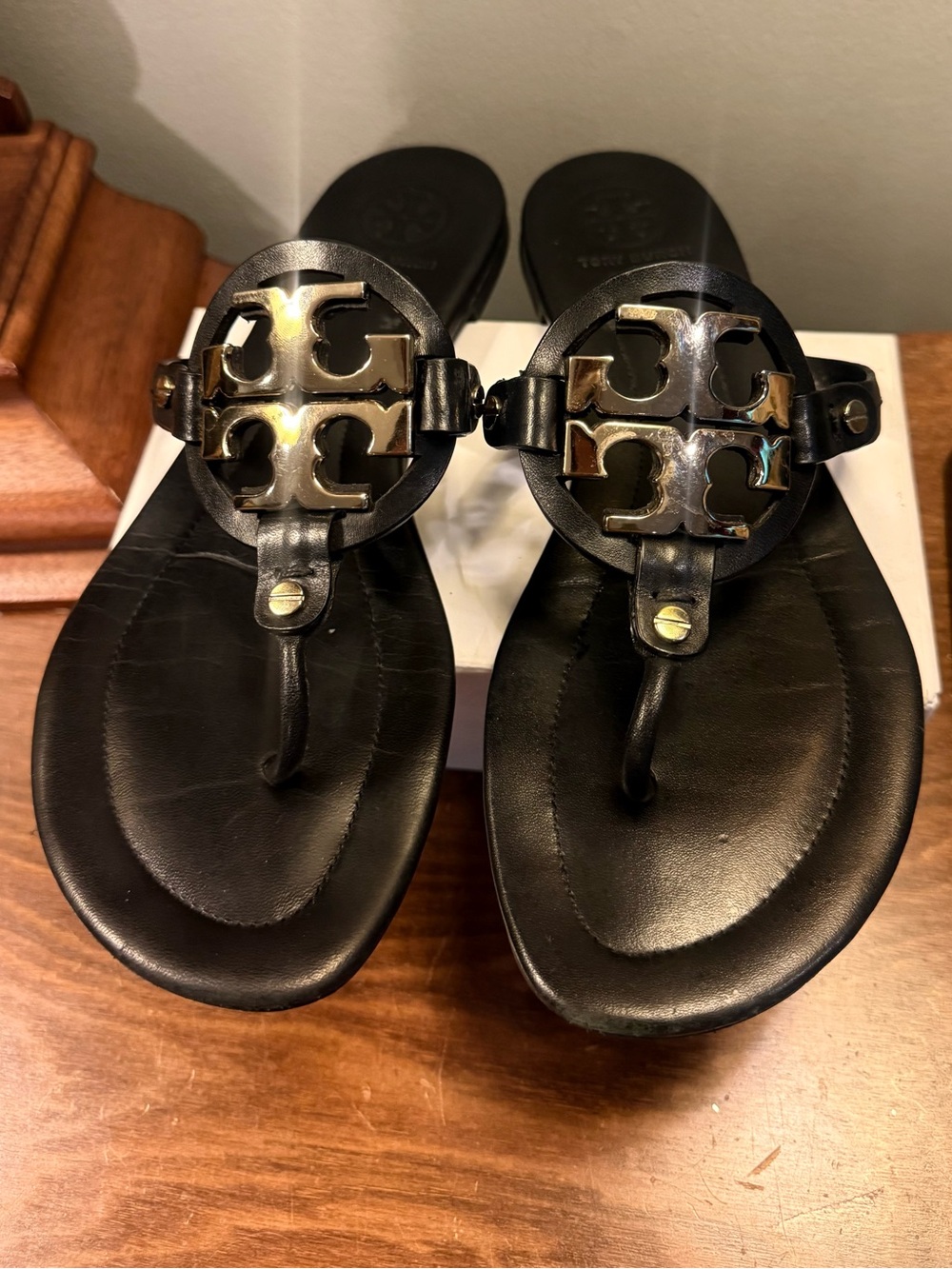 Tory Burch Metal Miller Black Gold Leather Logo Thong Sandals Size 10 - Picture 3 of 10